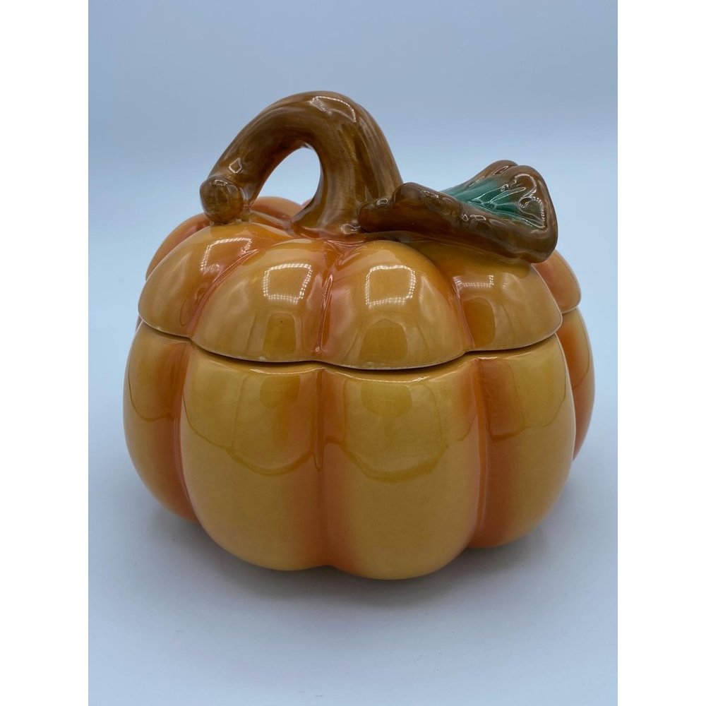 Ceramic Holiday Scalloped Orange Pumpkin Bowl with Lid/Candy Dish/Horderves/Smal